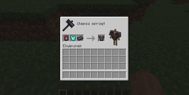 Plik:Nakładanie netherytowego ulepszenia na diamentowy napierśnik.png